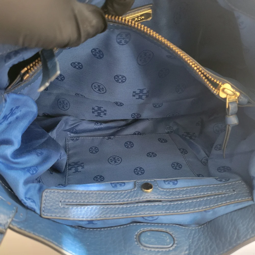 TORY BURCH TASSEL CHARMS SHOULDER BAG.
